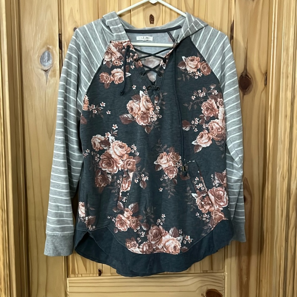 Maurice’s floral hoodie with pocket in the front. Size Small